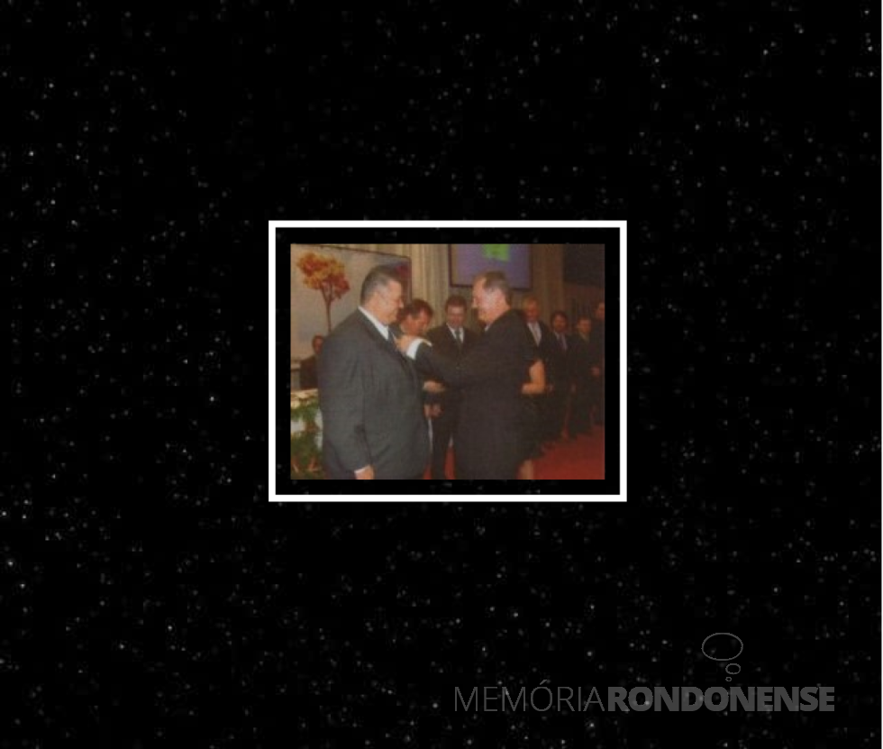 || Empresário Oldemar Rohloff repassando o pin da presidência da Acimacar para o empresário Segio Marcucci, em abril de 2008.
Imagem: Acervo Revistta Região - FOTO 6 -