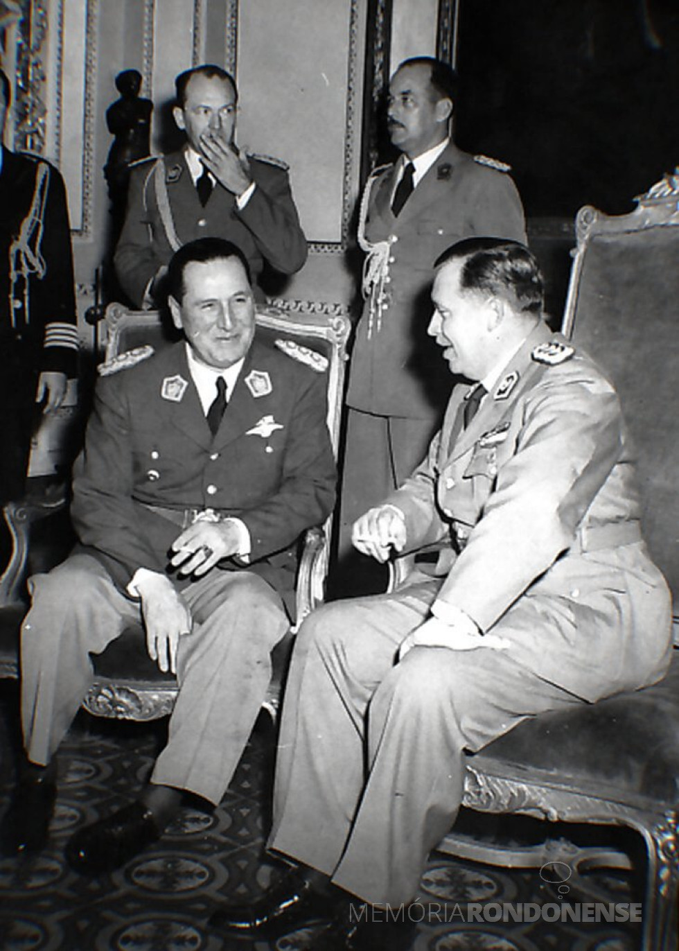 || Juan Domingo Perón (e) e Alfredo Stroessner, na década de 1950.
Imagem: Acervo Der Korridor - FOTO 7 -
