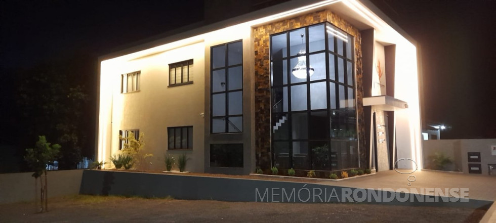 || Vista noturna do prédio de escritórios dos advogados Cesar Leite, Luciano Caetano e Ana Daisa Kaveski, inaugurado em agosto de 2024.
Imagem: Acervo Projeto Memória Rondonense - FOTO 31 -
