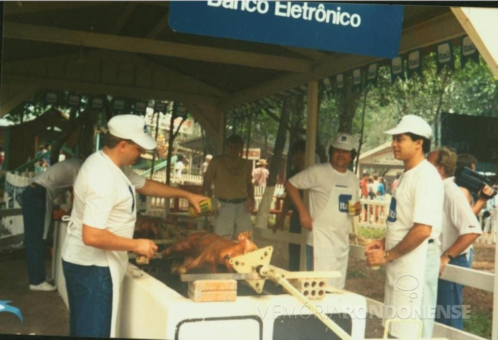 || Stand do Banco Itaú na XVII Festa Nacional do Porco no Rolete, em novembro de 1990.
Imagem: Doação de Doralice Pizzo Diniz, que entregou os negativos ao Museu, responsável pela revelação. Registro feito por Clóvis Turatti em 1999.
Acervo do Museu Histórico Willy Barth, de Toledo (PR). - FOTO 13 -