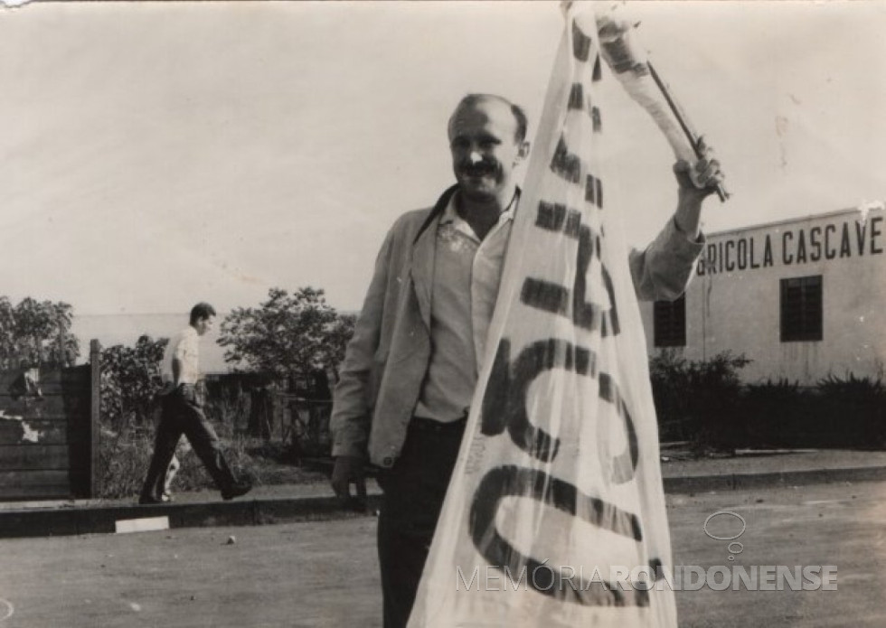 || Advogado Edi Silipradi numa manifestação pró-Estado do Iguaçu, em 1967.
Imagem: Acervo Projeto Memória Rondonense - FOTO 15 -