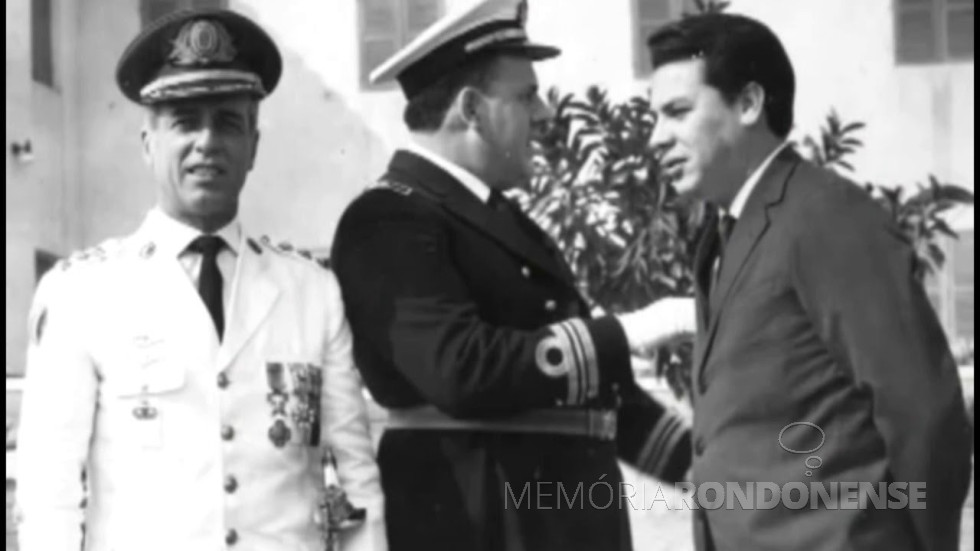 || Osíres Santos, na época de prefeito de Foz do Iguaçu, em conversa com autoridades militares.
Imagem: Acervo Projeto Memória Rondonense - FOTO 7 -