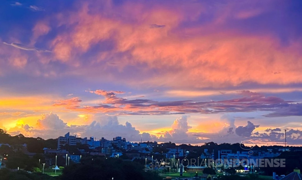 || Pôr do sol na cidade de Toledo (PR), em 15 de fevereiro de 2025.
Imagem: Acervo e crédito de Diana M. Beal Zeni - FOTO 34 -