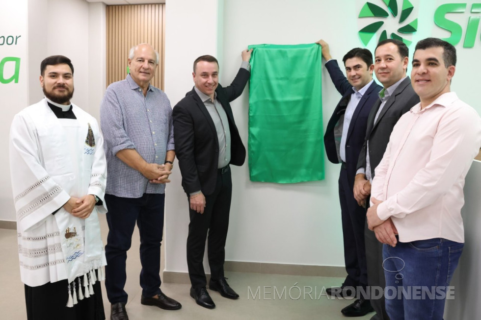 || Descerramento da placa de inauguração da agência da cidade de Guaíra (SP), por Fabio Heinrich (e) coordenador no Estado de São Paulo da cooperativa de crédito, e Fernando Barros Fenner, diretor executivo da cooperativa.
Imagem: Acervo de Fábio Heinrich - FOTO 14 -