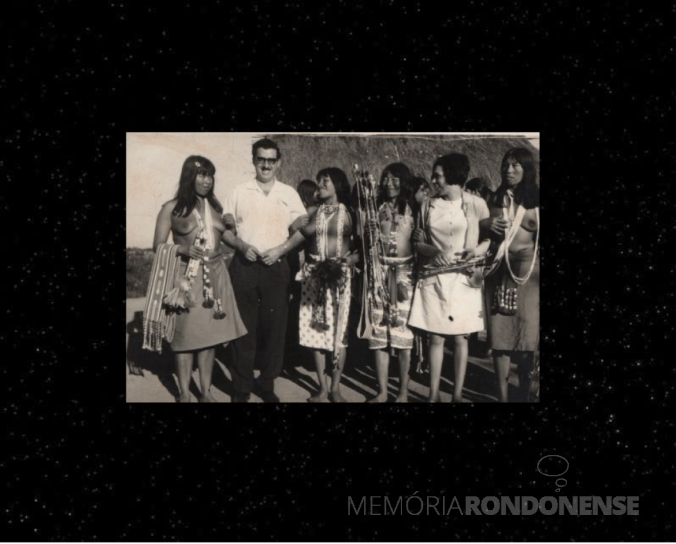 || Rogério Dante de Oliveira e esposa em visita a um grupo de indígenas, na capital paraguaia.
Imagem: Acervo da pioneira rondonense Irica Kaefer - FOTO 6 -