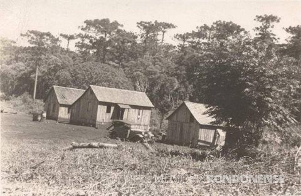 || As três primeiras construções às margens do Rio Toledo que principiaram a fundação da cidade e a colonização da antiga Fazenda Britânia pela colonizadora Maripá.
Imagem: Acervo Museu Histórico Willy Barth - FOTO 2 –