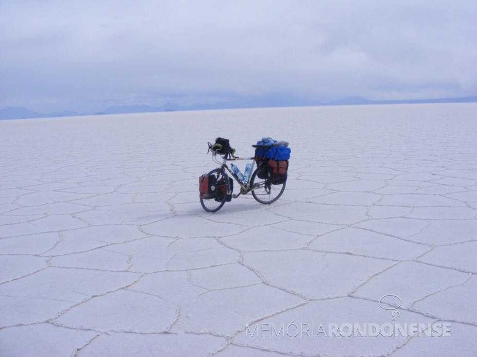 || Mazzardo no Salar do Uyuni, Bolívia.
Imagem: Acervo do atleta - FOTO 16 -