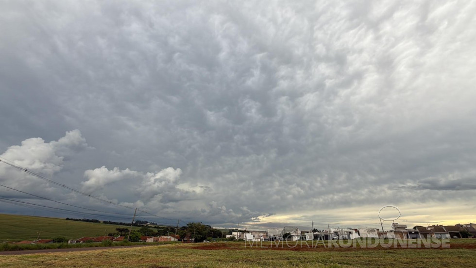 || Entardecer na cidade de Cascavel, em 31 de março de 2025.
Imagem: Acervo Tarobá Cascavel / crédito: Aílton Santos / Facebook. - FOTO 23 -
