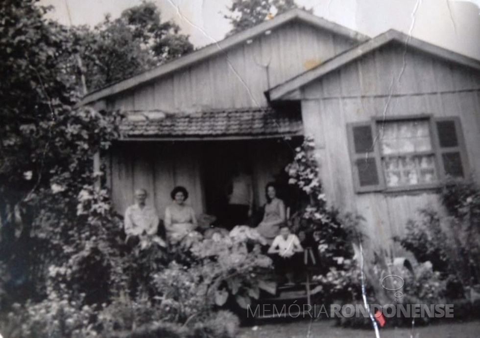 || Casal pioneiro rondonense Ires Maria e Adelino José Giaretta em sua 1ª residência do no distrito de Porto Mendes, construída na década de 1960.
Imagem: Acervo da pesquisadora e professora Reni Wachholz Ringenberg - FOTO 1 -