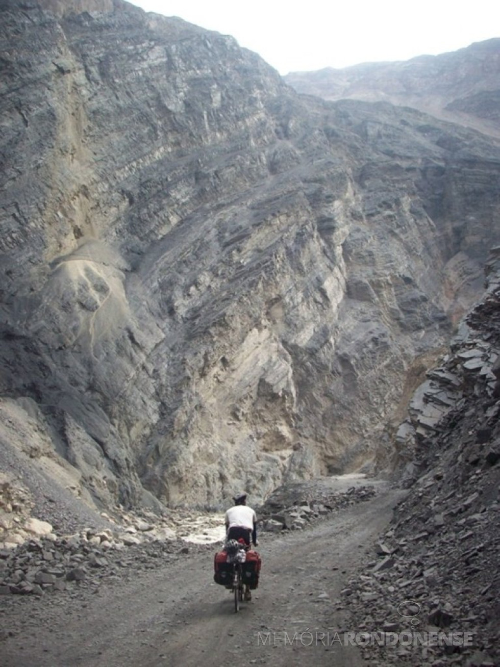 || Mazzardo pedalando no Canion del Pato, Peru.
Imagem: Acervo pessoal - FOTO 15 -