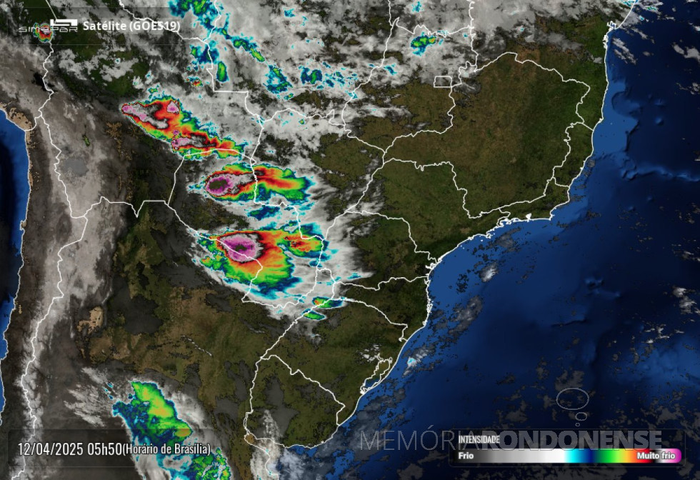 || Imagem de satélite mostrando a aproximação de nuvens de chuvas do Oeste do Paraná, na madrugada de 12 de abril de 2025.
Imagem: Acervo Simepar - FOTO 19 -