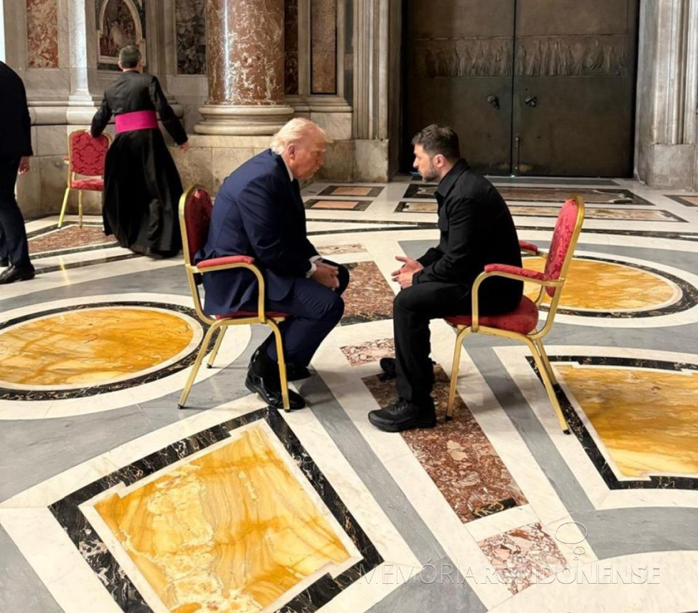 || Trump e Zelensky conferenciando na Basílica São Pedro, em 26 de abril de 2025.
Imagem: Acervo Governo da Ucrânia - FOTO 30 -