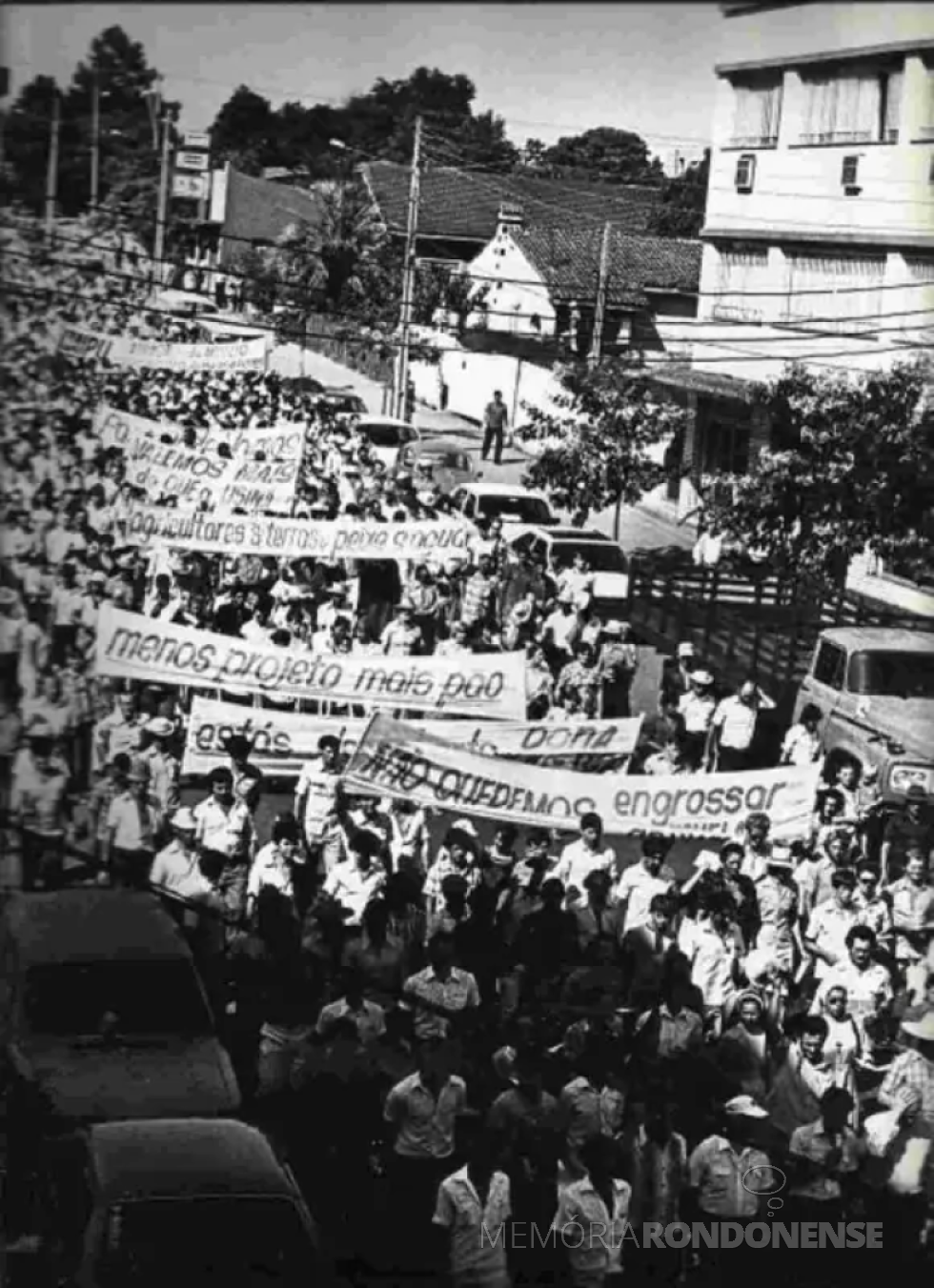 || Manifestação de desapropriados da Itaipu Binacional e agricultores na cidade de Cascavel (PR), em começo de abril de 1981.
Imagem: Acervo Biblioteca Nacional Digital - FOTO 13 -