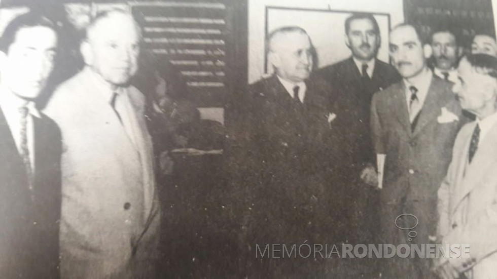 || Eurico Gaspar Dutra (centro, de terno preto), fazendo campanha eleitoral em Curitiba, com reunião no extinto