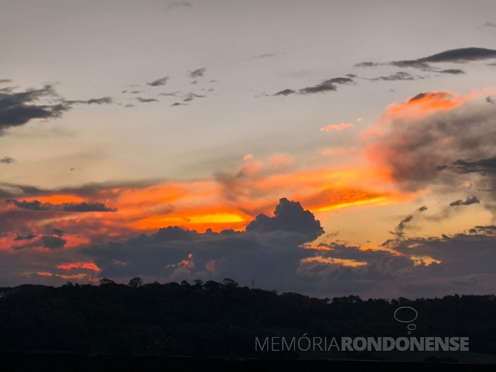 || Final de tarde em Marechal Cândido Rondon, desde a sede da Assoicação de Tiro Esportivo (ATEMAR< em 17 de abril de 2025.
Imagem: Acervo e crédito do advogado rondonense Christian Guenther - FOTO 26 -