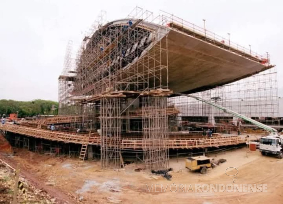 || Construção do Anexo do Museu Oscar Niemayer (MON), em Curitiba, em novembro de 2002.
Imagem: Acervo Memória Paranaense / Facebook - FOTO 12 -