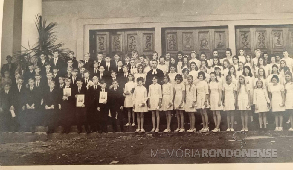 || Turma de confirmandos da Igreja Evangélica Martin Luther, em final de outubro de 1971.
Imagem; Acervo Geni Deuner - FOTO 4 -