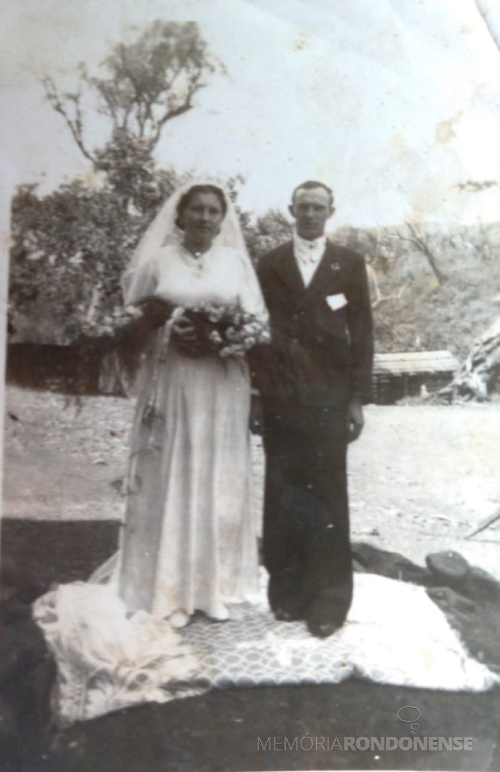 || Casal pioneiro rondonense, Ires Maria e Adelino José Giaretta, que contraiu matrimônio em fevereiro de 1940.
Imagem: Acervo da pesquisadora e professora Reni Wachholz Ringenberg - FOTO 1 -