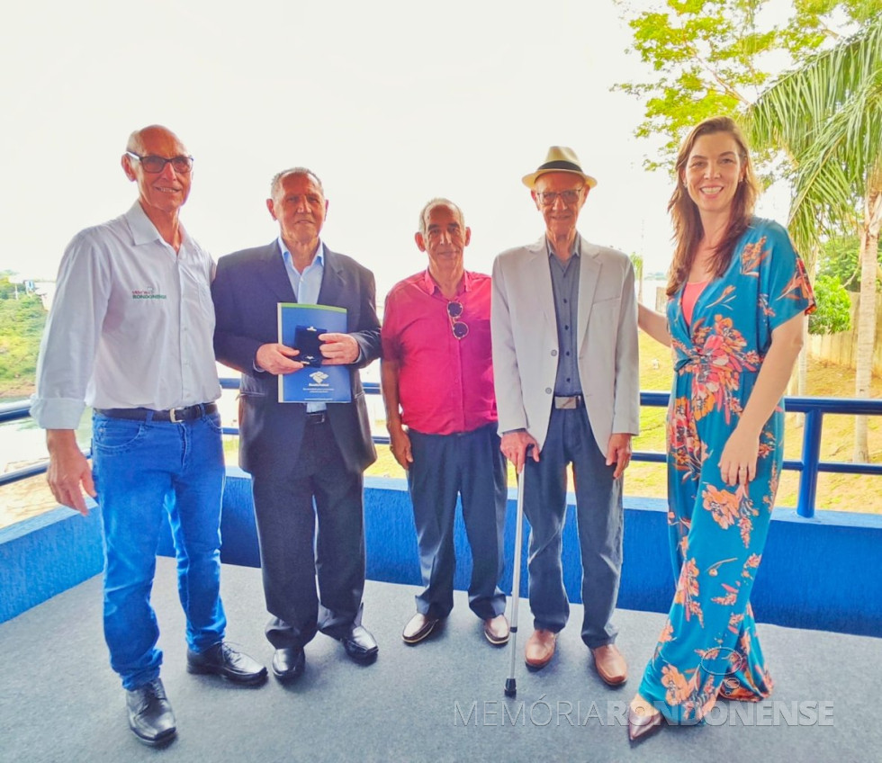 || Harto Viteck na companhia de Domingos Soster (tópografo), Agenor Soares dos Santos, (eletricistas) e Joaquim Pinto de Oliveira (desenhista), os três pioneiros na construção da Ponte da Amizade, e mais a jornalista Izabelle Ferrari, na comemoração da 60 anos de inauguração dos 60 anos da ponte internacional.
Imagem: Acervo Projeto Memória Rondonense - crédito de Tioni de Oliveira - FOTO 26 -