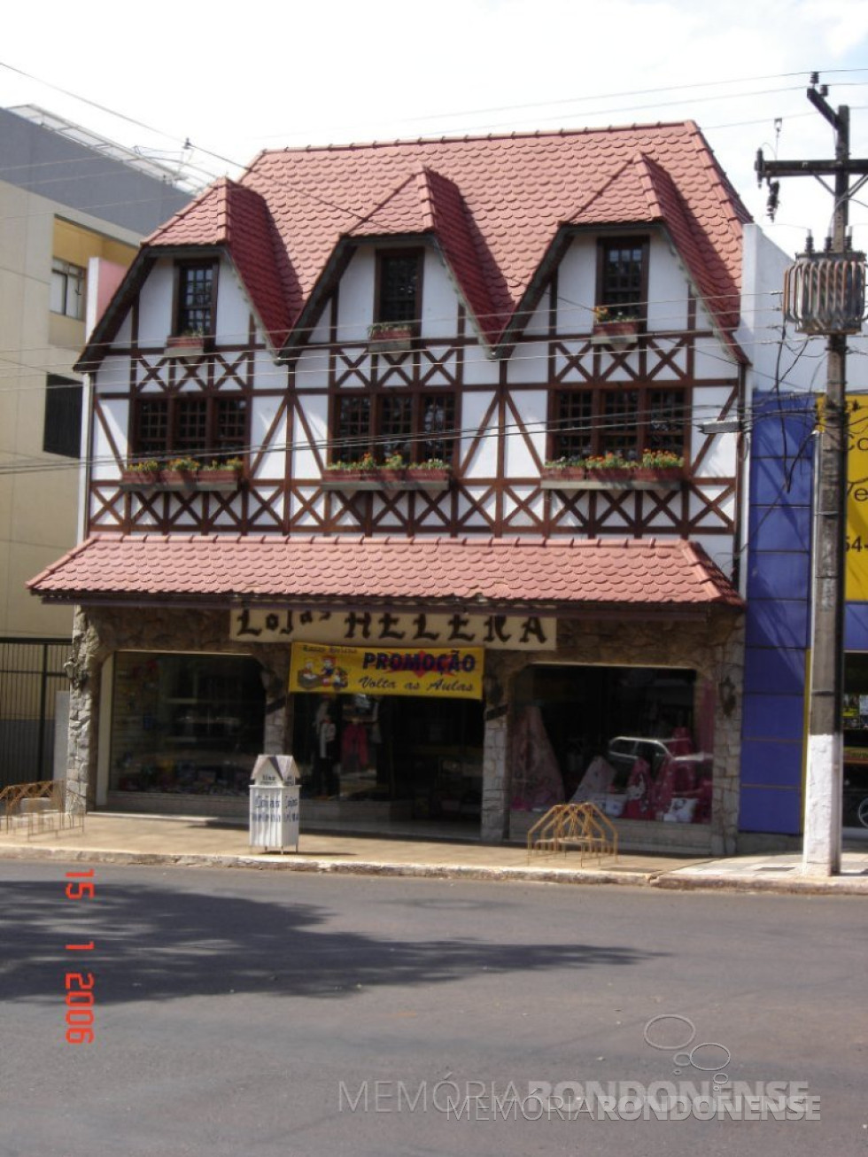 || Prédio das Lojas Helena, de Marechal Cândido Rondon, estilizado em enxaimel, maior ícone do projeto de germanização.
Imagem: Acervo Família Seyboth - FOTO 14 -