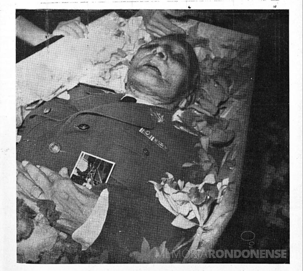 || Corpo do Marehal Cândido Rondon, no esquife, ele com a foto da esposa que amava tanto.
Imagem: Acervo Arquivo Nacional - FOTO 3 -