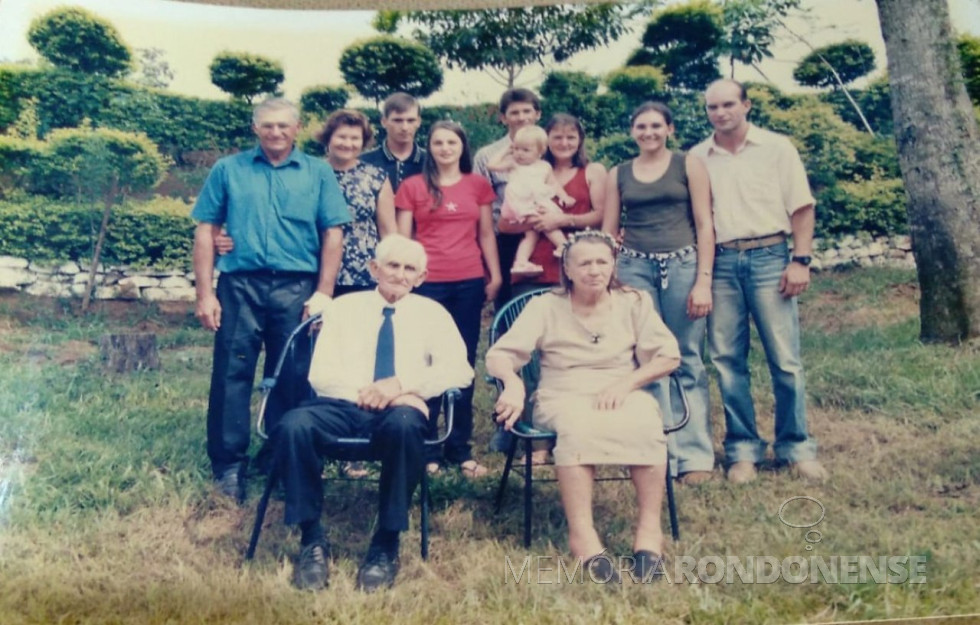 || Pioneira rondonense Caroline Neubecker com o esposo e familiares, ela falecida em final de junho de 2005.
Imagem: Acervo da professora e pesquisadora Reni Wachholz Ringenberg - FOTO 13 -