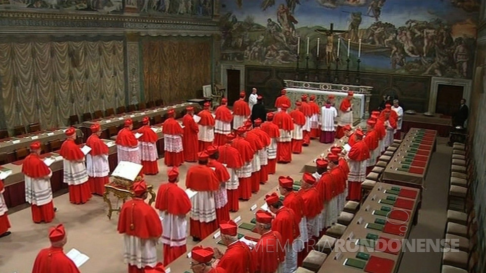 | Cardeais tomando assentos no Capela Sixtina, para eleição do novo Papa, em maio de 2025.
Imagem: Acervo Vatican News - FOTO 24 -