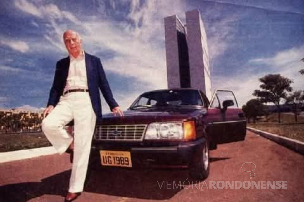 || Político Ulisses Guimarães, falecido em outubro de 1992, fotografado em Brasília com seu inseparável Opala Comodoro.
Imagem: Acervo do Grupo