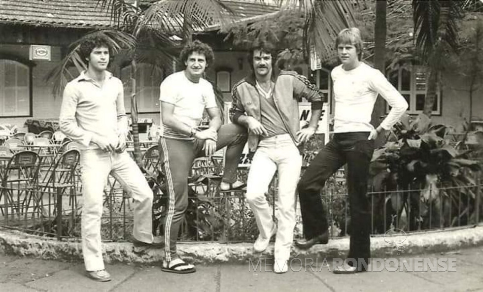 || Ivo Campagnolo, Irineu Flores, Osires Dal Vesco e Ademir Kaefer (da esquerda à direita): toledanos que defenderam juntos a camisa do futebol local.
Imagem: Acervo Viver Toledo - FOTO 14 -