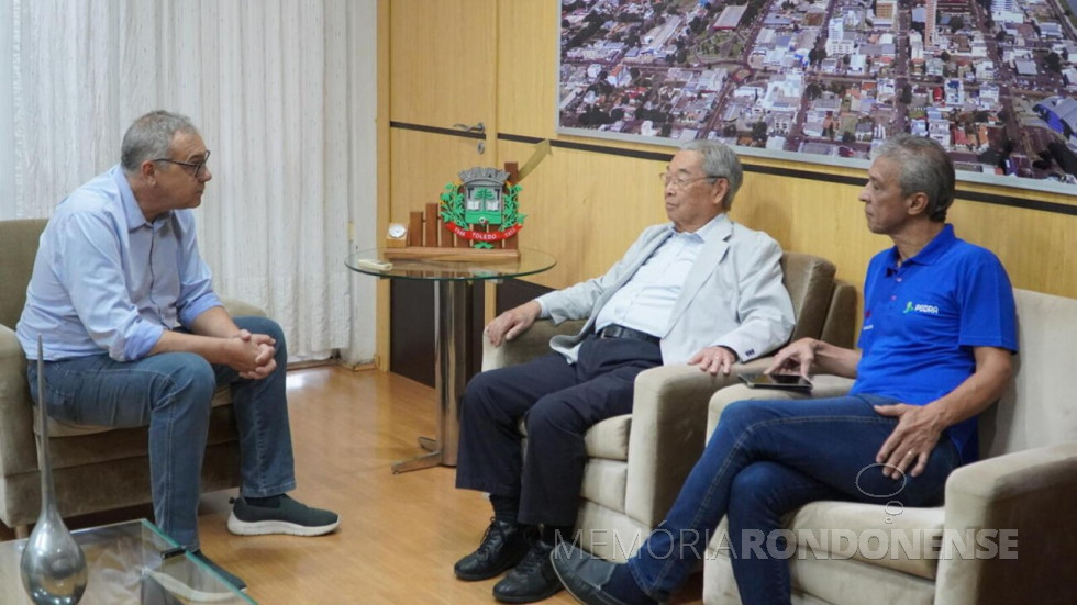 || Shigeaki Ueki (c), ex-ministro de Minas e Energia. em conversa com o prefeito Mario Costanearo (e) e professor Pery Shikida, da Unioeste, em maio de 2025.
Imagem: Acervo Prefeitura Municipal de Toledo - FOTO 17 -