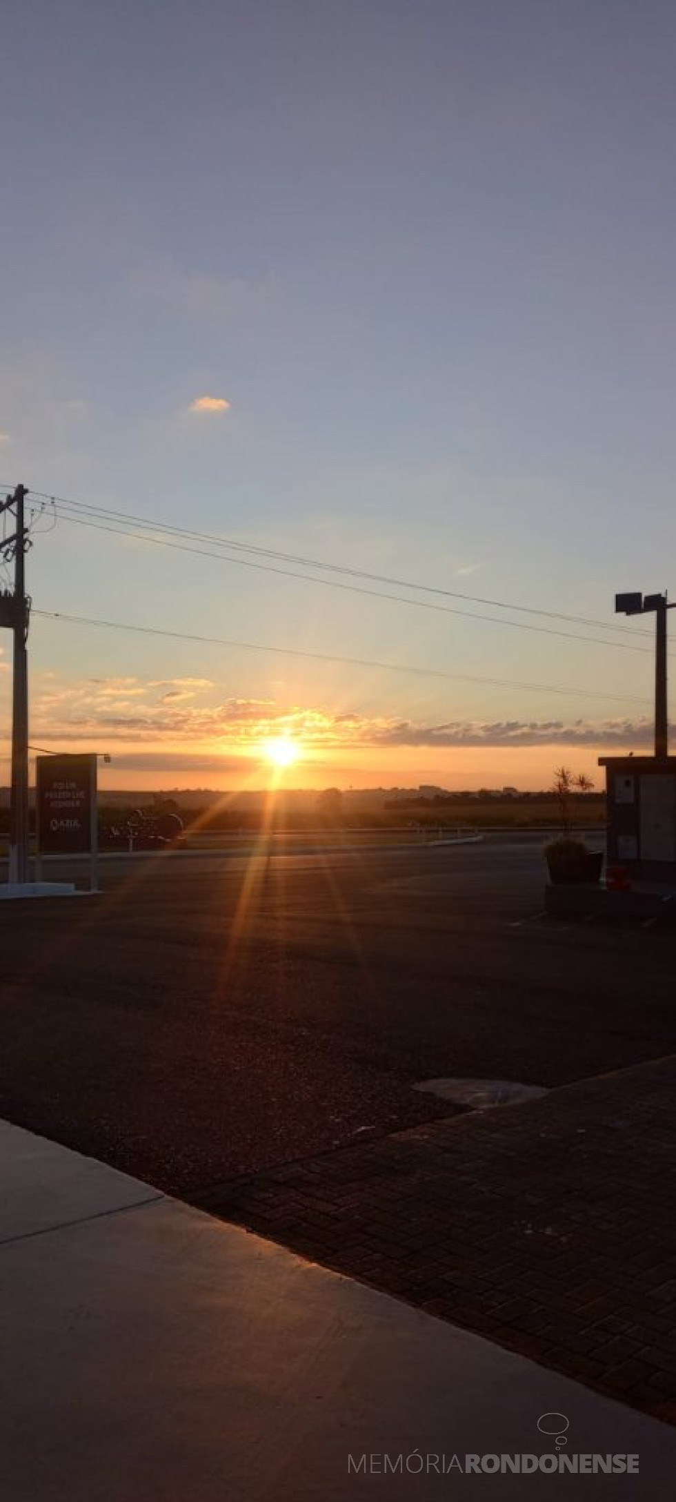 || Nascer do sol na rodovia BR 163, no município de Toledo (PR), nas proximidades do Posto de Combustível Horizonte.
Imagem: Acervo e crédito de Alex Sandro Viteck - FOTO 17 -