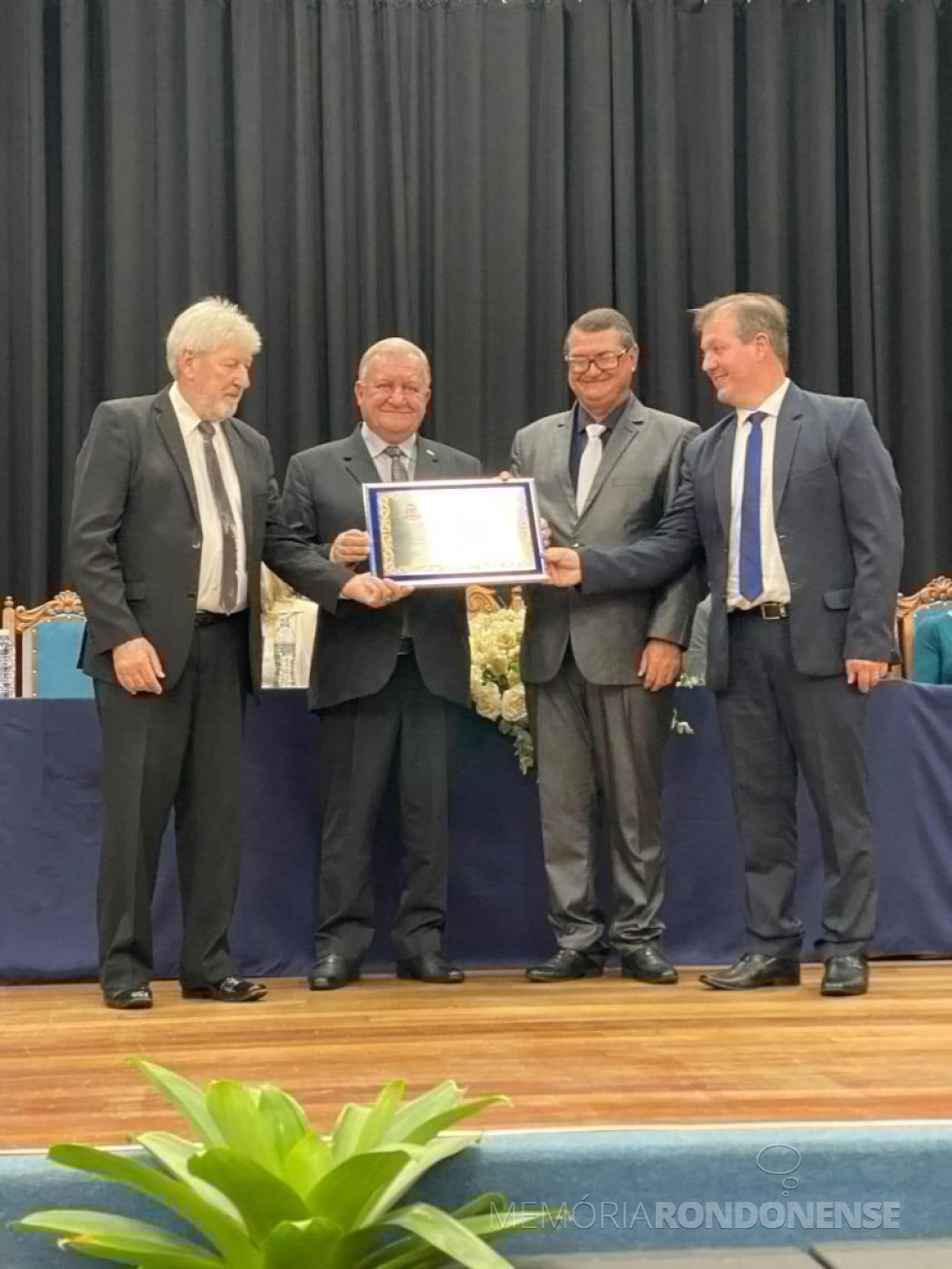|| Pastor Wilson Wutzke com a homenagem da Câmara de Vereadores de Nova Santa Rosa, ladeado pelo prefeito municipal Lari Hitz (e), vereador Amauri Ladwig (presidente do Legislativo Municipal) e Jairon Arndt, secretário de Finanças de Nova Santa Rosa.
Imagem: Acervo Mídias Sociais - FOTO 42 -