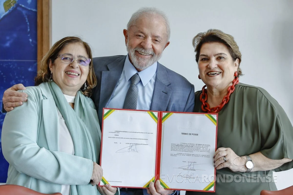 || Márcia Lopes (d) ao lado de Lula e da agora ex-ministra Cida Gonçalves.
Imagem: Acervo Presidência da República – crédito de Ricardo Stuckert - FOTO 36 -
-