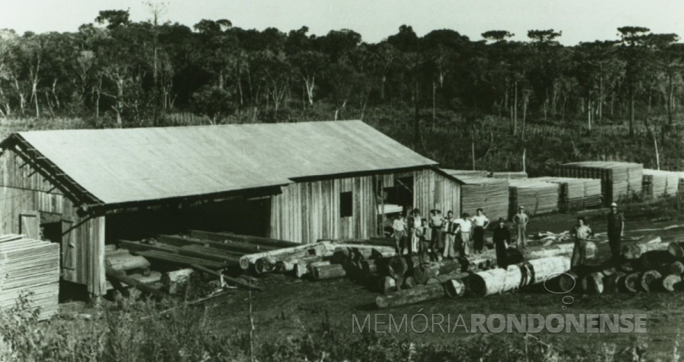 || Vista da Serraria n° 2 (Buê-Caé) da Maripá em 26/11/1952.
Vê-se bem ao centro com roupa preta o Gerente Alcebíades Formighieri.
Imagem: o registro fotográfico foi doado pelo Elídia Barbieri Formighieri em 1985 e registrado pelo datilógrafo Clóvis Turatti em 1998. (foto e legenda da Museu Histórico Willy Barth). - foto 4 -