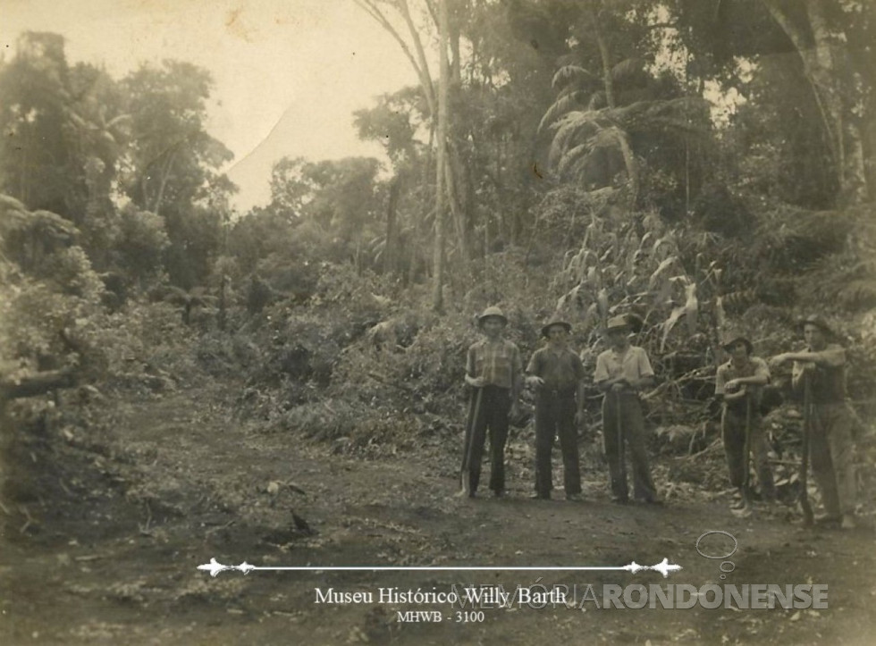 || Abertura da 1ª estrada em São Miguel, Toledo (PR), feita pelos pioneiros da localidade.
Doador da foto: Desconhecido, em 2007.
Imagem: Acervo Museu Histórico Willy Barth - FOTO 3 -