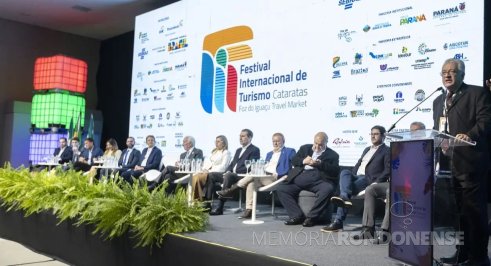 ||  Paulo Angel, organizador do 20º Festival Internacional de Turismo das Cataratas, fazendo a abertura do evento, em junho de 2025.
Da esquerda: 1° a 5° - não identificados. 6º - Joaquim Silva e Luna, prefeito de Foz do Iguaçu, 7º - Darci Piana, vice governador do Paraná, 8º - não identificado, 9º - Enio Verri, diretor brasileiro da Itaipu Binacional, 10º - não identificado, 11º Rafael Greca, secretário estadual do Desenvolvimento Sustentável, e 13º - não identificado.
Imagem: Acervo H2Foz - crédito de Jean Pavão / Fit Cataratas - FOTO 40 -