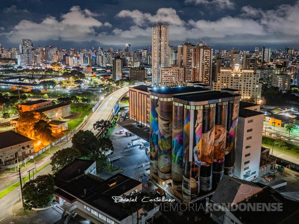 || Mural do muralista urbano Eduardo Kobra nos silos do Moinho Anaconda, em Curitiba, inaugurado em março de 2025.
Imagem: Acervo e crédito do fotógrafo profissional curitibano Daniel Castellano - FOTO 33 -