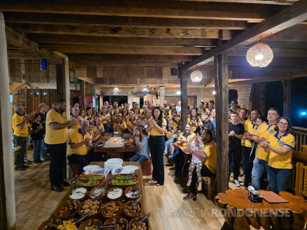|| Evento comemorativo do Lions Clube de Marechal Cândido Rondon, em março de 2025, alusivo aos 61 anos de fundação do clube de serviço.
Ao centro, o casal Scharles Abbeg (e) e Dione Weber, ele presidente do clube.
Imagem: Acervo do clube serviço - FOTO  23 - -