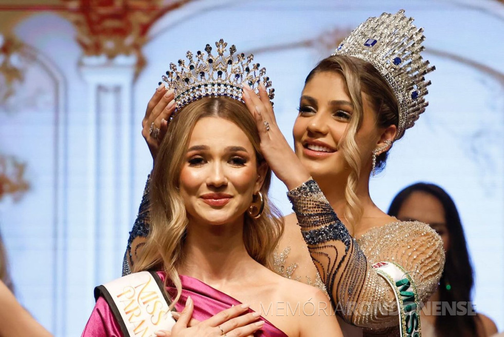 || Bruna Amanda Seitz recebendo a coroa de