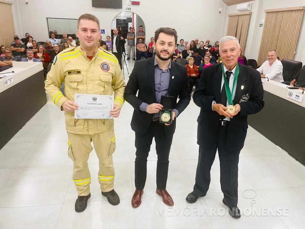 || Cabo Rafael Daronch (e), delegado Rodrigo Baptista Santos (c) e escrivão aposentado Ataliba Pires de Campos Filho, homenageados pela Câmara Municipal de Marechal Cândido Rondon, em maio de 2025.
Imagem: Acervo CM-MCR - crédito de Cristiano Marlon Viteck - FOTO 21 -