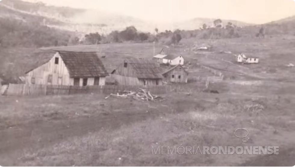 || Povoado de Barro Preto, atual município paranaense de Catanduvas, por volta de 1902.
Imagem: Acervo de Gracialiano Ribeiro / Facebook - FOTO 7 -