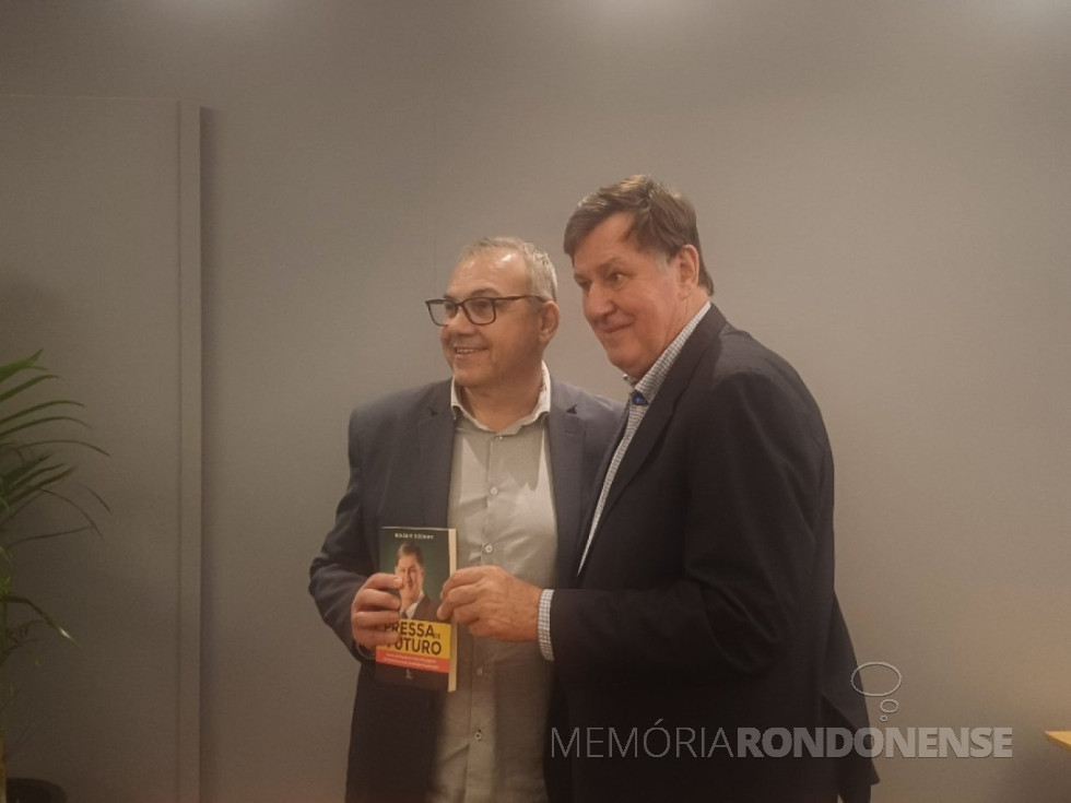 || Mario Costenaro, prefeito de Toledo (e) recebendo um exemplar do empresário Luiz Donaduzzi, em junho de 2025.
Imagem: Acervo Toledo News - FOTO 29 -