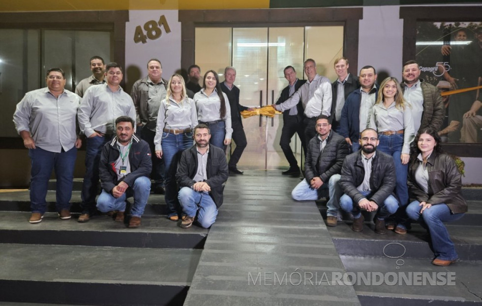 || Solenidade de desatamento da fita de inauguração da loja agropecuária da Copagril, na cidade de Maracaju (MS), em maio de 2025.
Ao centro, em pé, da esquerda à direita, Eloi Darci Podkowa, diretor-presidente da Copagril; Cesar Luis Petry, diretor vice presidente da cooperativa; e Daniel Engels Rodrigues, CEO da Copagril.
Imagem: Acervo Comunicação Copagril - 30
-