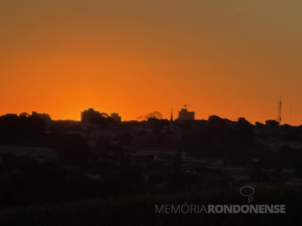 || Anoitecer na cidade de Cascavel (PR), em 11 de junho de 2025.
Imagem: Acervo Tarobá Cascavel / crédito de Ailton Santos / Facebook - FOTO 31 -
