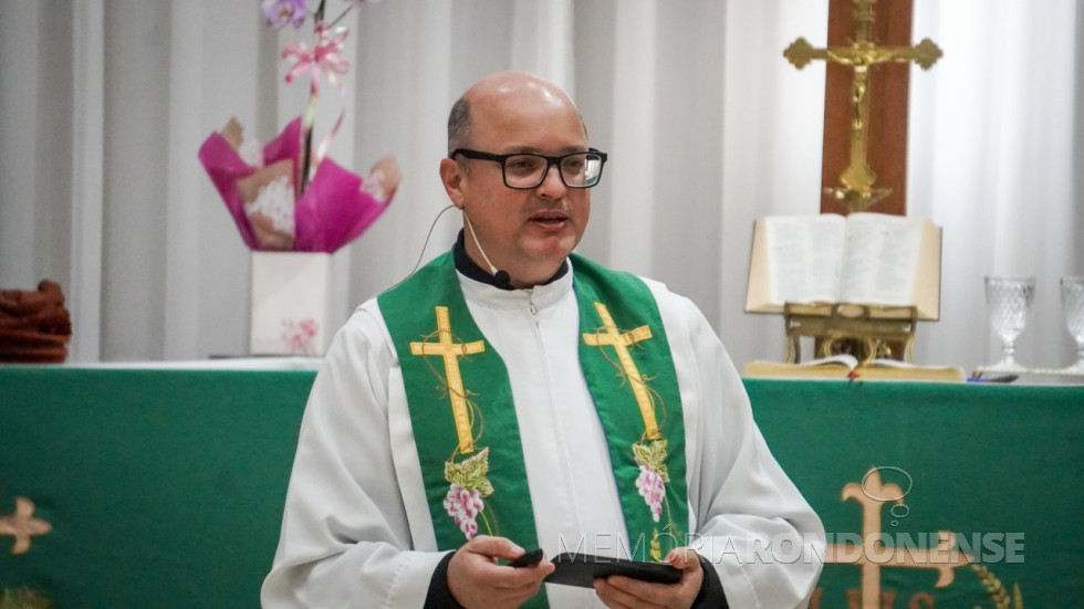 || Pastor Cleudimar Robeson Wulff em sua alocução durante o culto comemorativo aos 70 anos do Colégio Luterano Rui Barbosa, em julho de 2025.
Imagem: Acervo do educcandário citado - FOTO 52 -