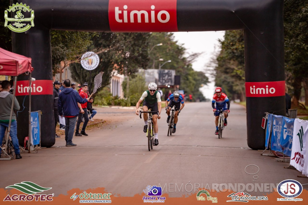 || Ciclista rondonense Paul Lirio Berwig chegando ao final de uma das provas do Giro de Hernandarias, em julho de 2024.
Imagem: Acervo pessoal - FOTO 32 -