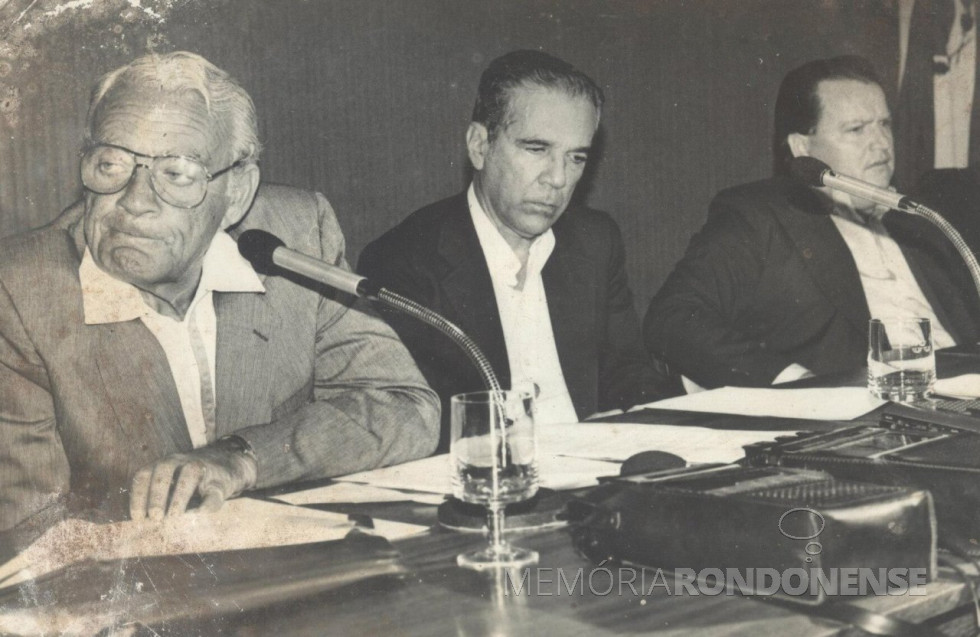 || Ministro Mario Andreazza (e), do Interior, na cidade de Cascavel, em agosto de 1981, tendo ao seu lado o governador do Paraná, Ney Braga, e o prefeito de Cascavel, Jacy Scanagatta.
Imagem: Cascavel Histórica / Facebook - FOTO 15 -