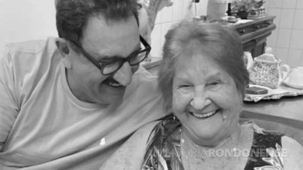 || Maria Talarico Massa com o filho Carlos Roberto, ela falecida em julho de 2025.
Imagem: Acervo Isto É Independente - FOTO 37  -