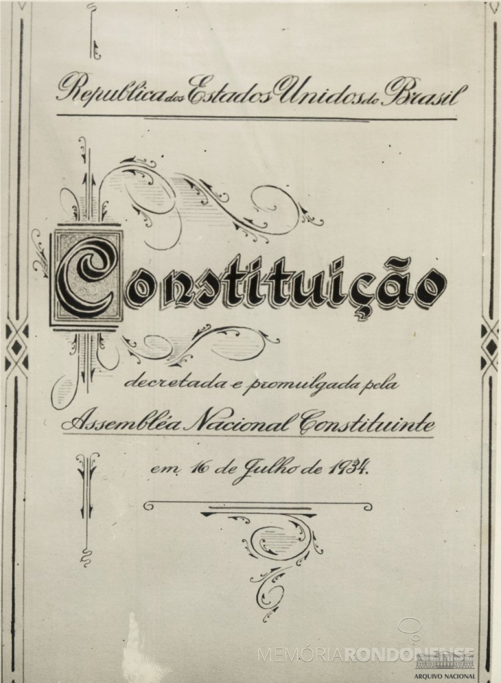 || Capa da Constituição de 1934.
Imagem: Acervo Arquivo Nacional Fundo Correio da Manhã -RJANRIO_PH_0_FOT_04152_029 - FOTO 5 -