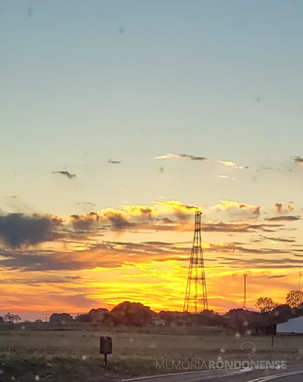 || Entardecer em Marechal Cândido Rondon (PR), em 19 de julho de 2025, clicado no distrito de Porto Mendes pela pioneira rondonense Ilda Bet - FOTO 20 -